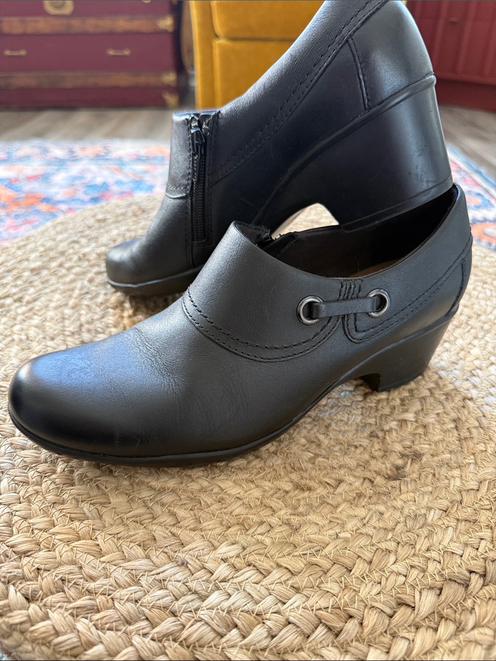 Clarks SZ 9 1/2m Black Leather Heeled booties with inside zipper. Great conditio